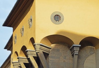 İtalya 'nın Floransa kentinde Salvatore E Wanda Ferragamo Meydanı' ndaki bir evin dış cephesi.