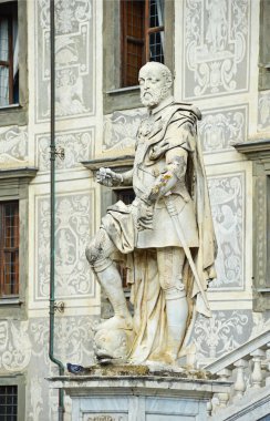 İtalya 'daki Cavalieri Meydanı' nda bulunan Cosimo I Medici Anıtı