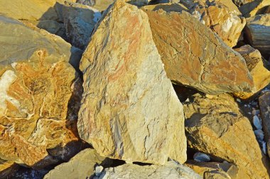 Çeşitli boyutlarda ve şekillerde büyük taş bloklar.