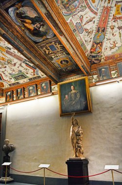 Floransa, İtalya 'daki Uffizi Galerisi, iç mekanın bir parçası. Yüksek ISO değerleri ile kötü ışıklandırma koşullarında çekim yapmak