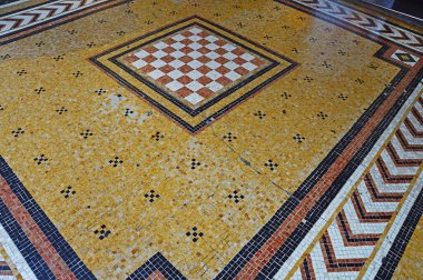 İtalya 'nın Bologna kentindeki Ugo Bassi Caddesi' nde kaldırımdan bir parça.