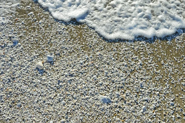 Espuma Mar Seixos Brancos Diferentes Tamanhos Areia Molhada Costa Mar — Fotografia de Stock