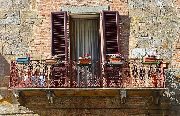 Balcón Fachada Una Antigua Casa Calle Curtatone Montanaro Pisa Italia — Foto de Stock