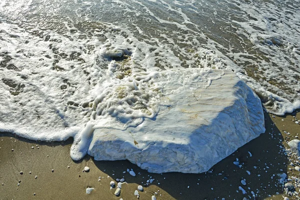 Grande Bloco Liso Mármore Branco Areia Costa Foco Seletivo — Fotografia de Stock