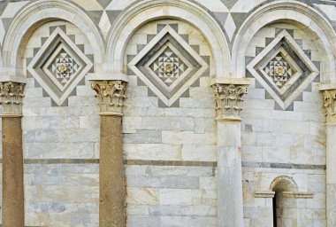 İtalya 'da Santa Maria Assunta' nın 11. yüzyıl Pisa Katedrali cephesinin bir parçası.