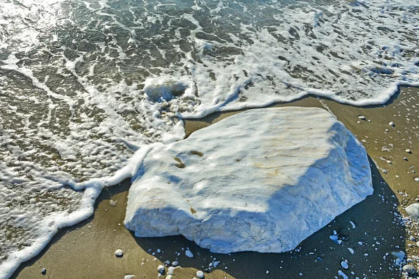 Большой Гладкий Блок Белого Мрамора Песке Побережье Селективный Фокус — стоковое фото