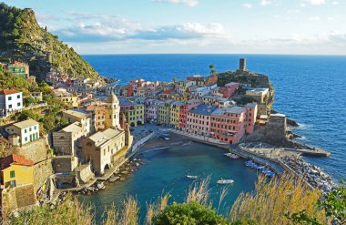 İtalya 'nın La Spezia eyaletindeki Cinque Terre Ulusal Parkı' ndaki Vernazza kasabasının en iyi manzarası.