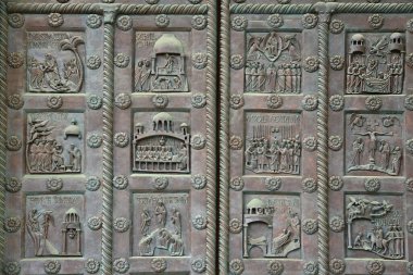 Pisa 'daki San Giovanni' nin dünyanın en büyük vaftiz evinin bronz giriş kapısının bir parçası. İnşaat 1152-1363