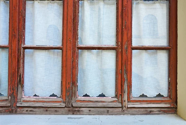 Ett Fragment Ett Gammalt Träfönster Med Vit Gardin — Stockfoto