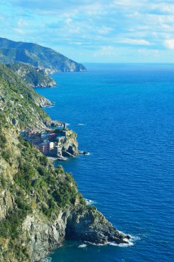 İtalya 'nın La Spezia eyaletindeki Cenova Körfezi' ndeki Cinque Terre Milli Parkı 'ndaki Vernazza kasabasının en iyi manzarası.