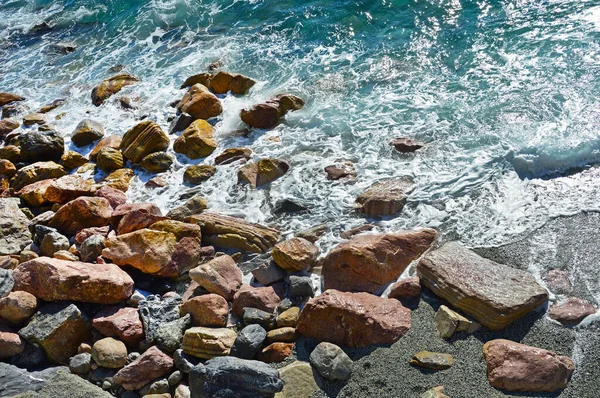 Грубое Море Скалистом Побережье Большими Валунами — стоковое фото