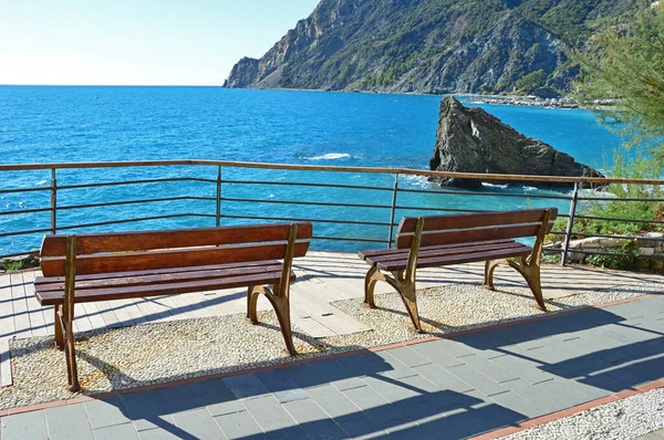 Dvě Lavice Nábřeží Ligurského Moře Města Monterosso Mare Itálii — Stock fotografie