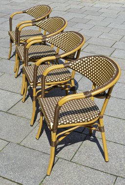 Tahtadan ve plastik işlemeli dört sandalye.