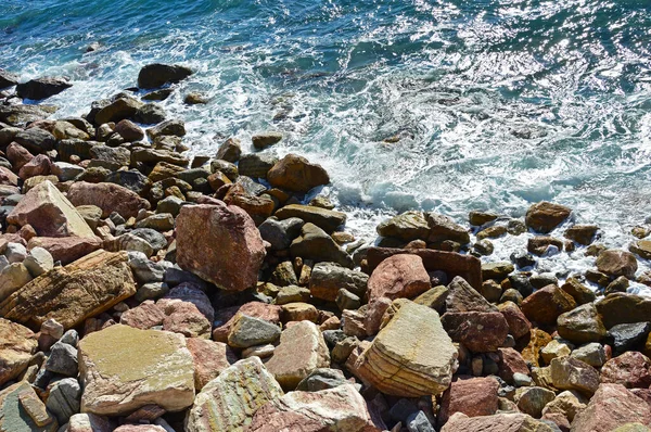 Σκληρή Θάλασσα Βραχώδη Ακτή Μεγάλους Ογκόλιθους — Φωτογραφία Αρχείου