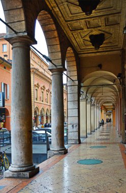 İtalya 'nın Bologna kentindeki Via Grappa' daki yaya galerisi. 12 Kasım 2023. Editör fotoğrafı