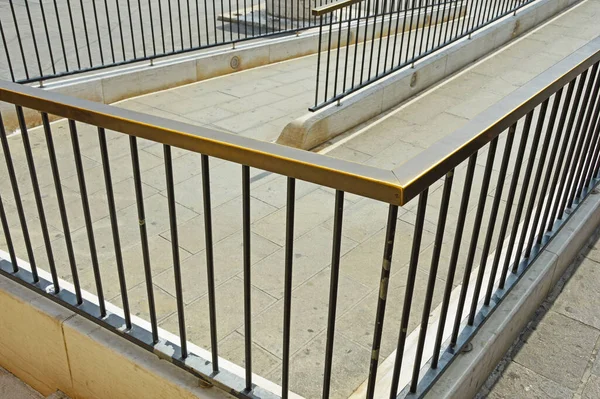 Uma Rampa Para Deficientes Perto Das Escadas Área Pedonal — Fotografia de Stock