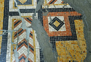 İtalya 'nın Bologna kentindeki Via Ugo Bassi caddesinde hasarlı bir kaldırım parçası.