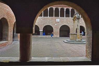 İtalya 'nın Bologna kentindeki yedi St. Stephen kilisesinin kompleksindeki bir ortaçağ manastırının avlusunda. 12 Kasım 2022. Editör fotoğrafı