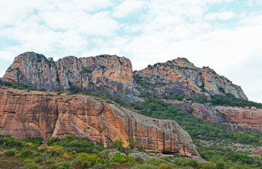 Var departmanının Roquebrune-sur-Argens yakınlarındaki Argens Nehri üzerindeki uçurumlar, Fransa 'nın Provence-Alpes-Azure kıyı bölgesi