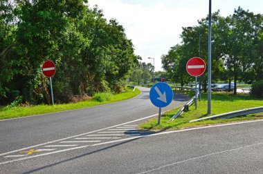 Macaristan otobanındaki otoparkların girişinde yol işaretleri var.