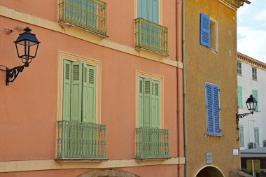 Fransa 'nın Roquebrune-sur-Argent kentindeki Portiques caddesinde çok renkli cepheler