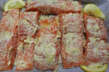 Limonlu kırmızı balık sıcak tedaviye hazır.