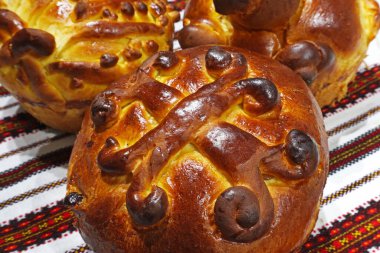 Havluda renkli işlemeli üç Paskalya pastası.