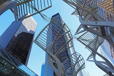 Kanada 'da Calgary' nin merkezi yaya sokağının modern mimarisi