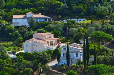 Les Issambres 'te bir tepede birkaç villa. 26 Temmuz 2023. Editör fotoğrafı