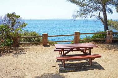 Bir masa ve ön plandaki banklarla manzara