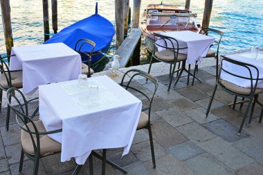 İtalya, Venedik 'teki Büyük Kanal' da Küçük Aziz Simeon geçidinde sabahları ziyaretçisi olmayan bir kafe.