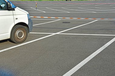 Boş bir otoparkta yalnız bir otobüs.
