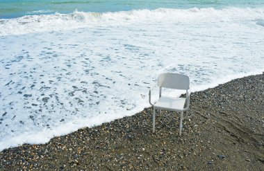 İspanya, Malaga 'da terk edilmiş Misericordia Plajı' nda beyaz plastik sandalye.