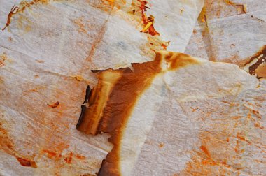 Pizza yapımında kullanılan yanmış parşömen parçaları.