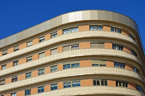 İspanya 'da Mendivil Caddesi ve Avenue de Americas' ın köşesindeki Malaga 'da bir binanın parçası.