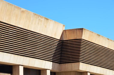 İspanya 'nın Malaga kentindeki modern bir binanın cephesinde güvercinler var.