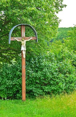 Çarmıha gerilmiş çarmıhla bir köy yolunun kenarında