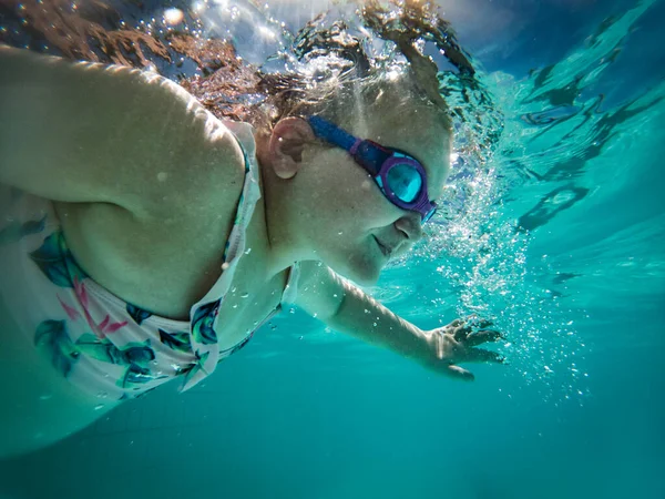 才能のある若い女の子水泳は トレーニングや競争するためにフルサイズのトーナメントプールに飛び込みます — ストック写真