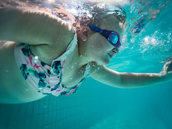 Een Getalenteerde Jonge Meisje Zwemmer Duikt Een Full Size Toernooi — Stockfoto