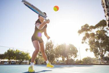 Genç bayan tenisçi yeni tenis kortunda iş başında..