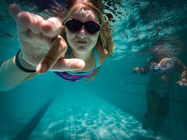 Une Jeune Nageuse Talentueuse Plonge Dans Une Piscine Tournoi Pleine — Photo