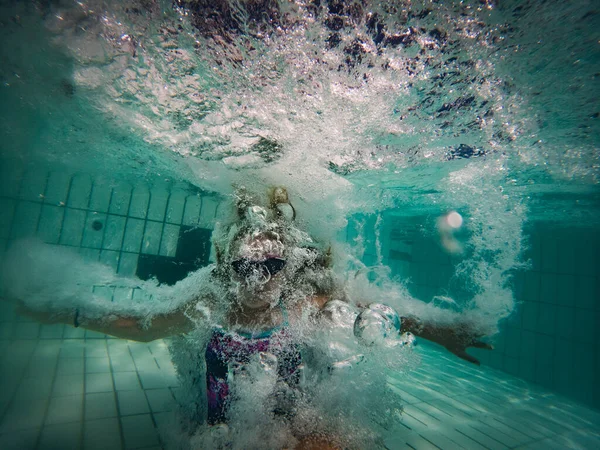 Талантливая Девушка Пловчиха Ныряет Полноразмерный Бассейн Турнира Тренироваться Соревноваться — стоковое фото