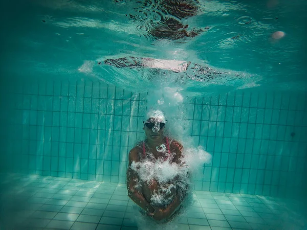 Una Talentosa Nadadora Sumerge Grupo Torneos Tamaño Completo Para Entrenar — Foto de Stock