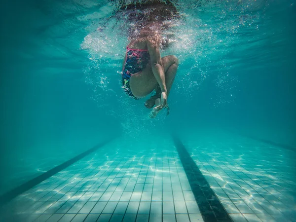 才能ある女性水泳選手がトレーニングや競技のためにフルサイズのトーナメントプールに飛び込む — ストック写真