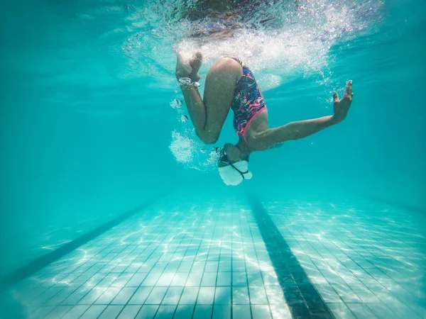 Uma Nadadora Talentosa Mergulha Uma Piscina Torneio Tamanho Real Para — Fotografia de Stock