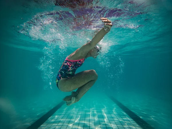 Una Talentosa Nadadora Sumerge Grupo Torneos Tamaño Completo Para Entrenar — Foto de Stock