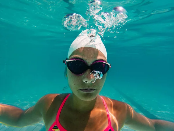 Een Getalenteerde Vrouwelijke Zwemmer Duikt Een Groot Toernooi Zwembad Trainen — Stockfoto