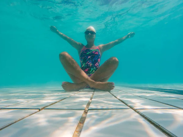 Egy Tehetséges Női Úszó Belemerül Egy Teljes Méretű Versenymedencébe Edzeni — Stock Fotó