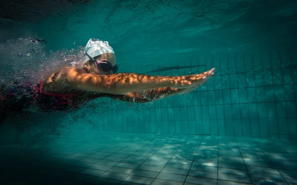 Utalentowana Pływaczka Nurkuje Pełnym Basenie Turniejowym Aby Trenować Lub Rywalizować — Zdjęcie stockowe
