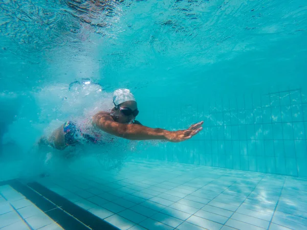 Una Nuotatrice Talento Tuffa Pool Tornei Grandezza Naturale Allenarsi Competere — Foto Stock